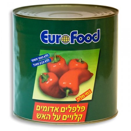 פלפלים אדומים קלויים על האש